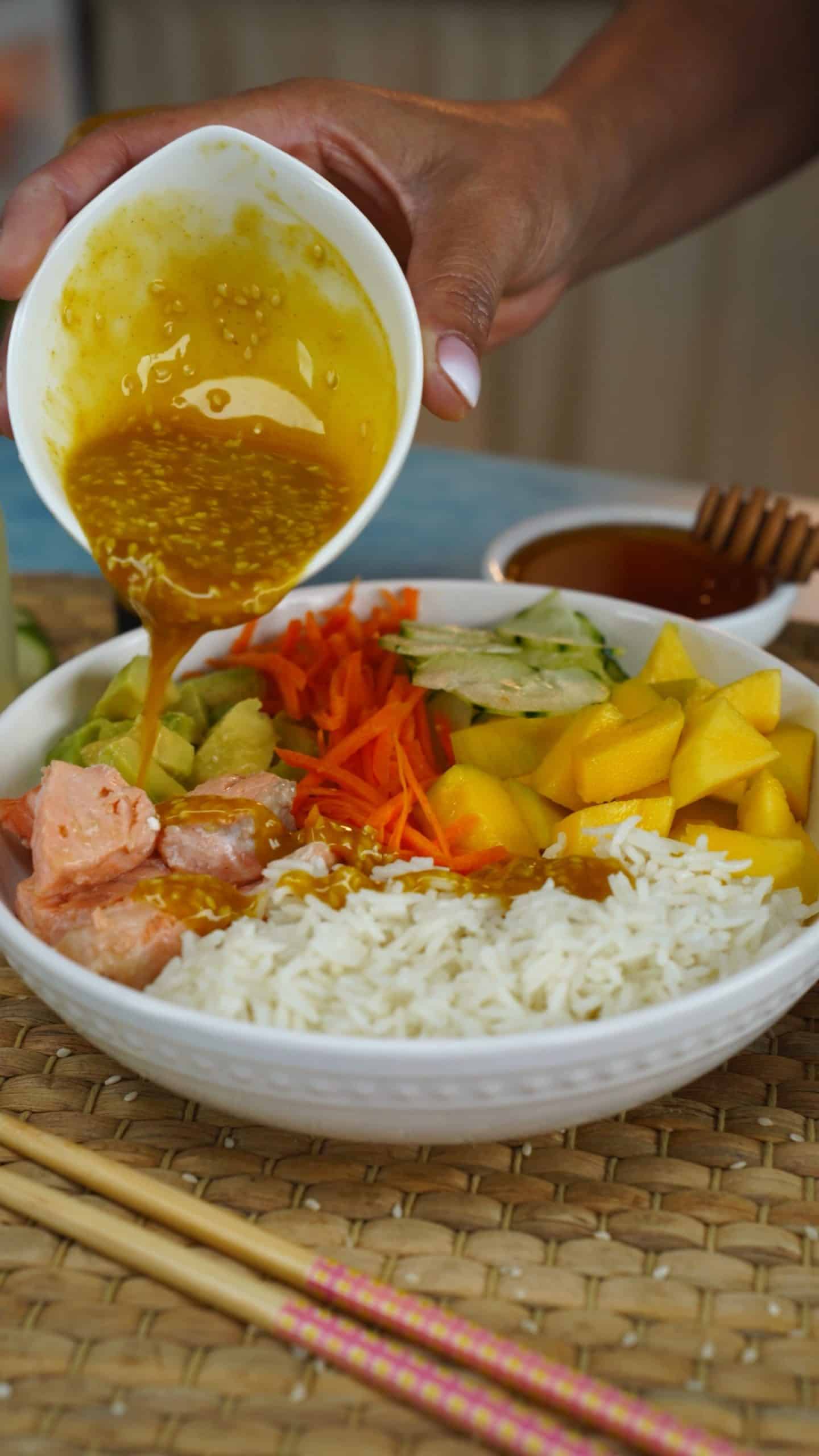 Poke Bowl salmão com molho de mostarda Receita 9x16-0011