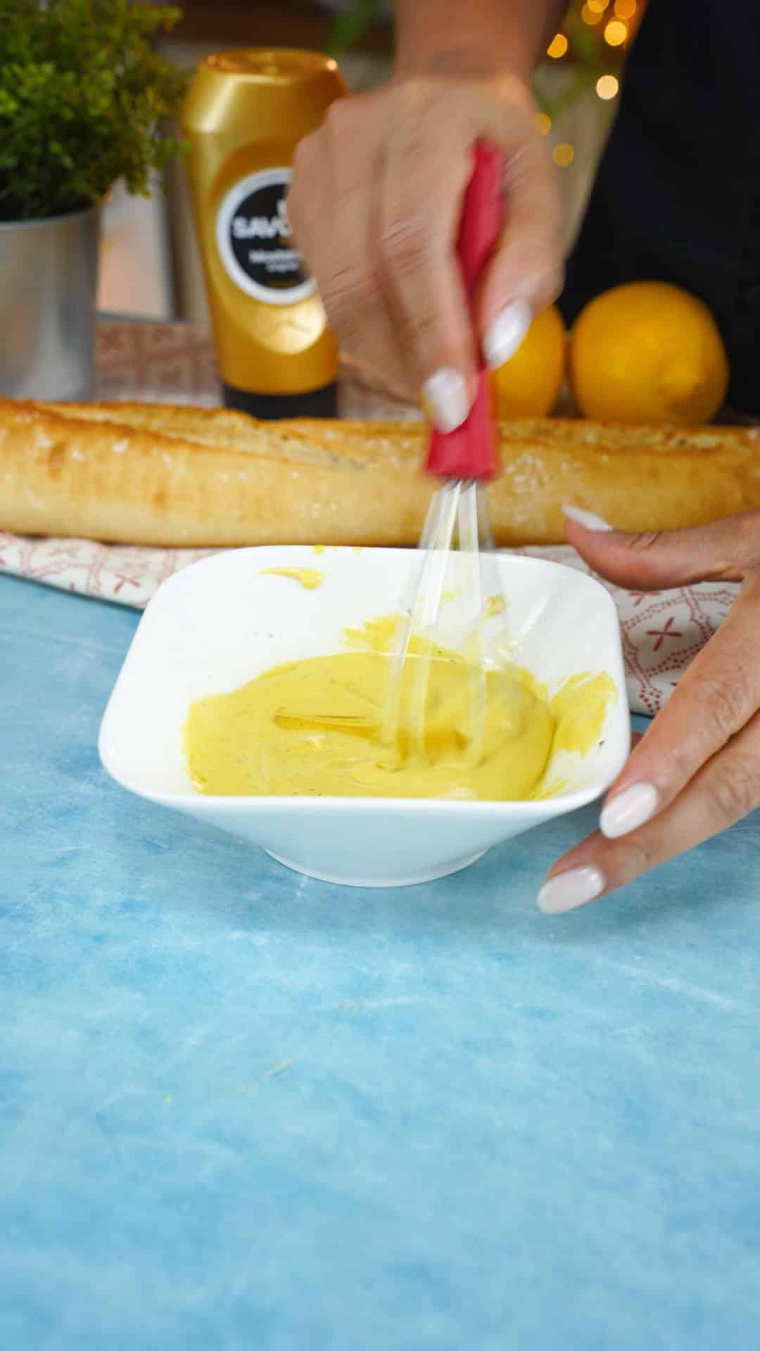 Baguete de atum com pimentos assados e molho de mostarda e limão Receita 9x16 4K-0009