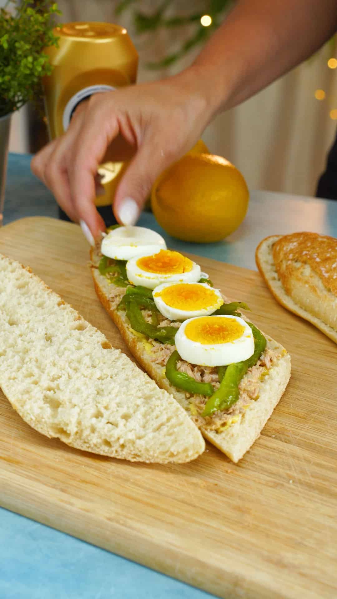 Baguete de atum com pimentos assados e molho de mostarda e limão Receita 9x16 4K-0015
