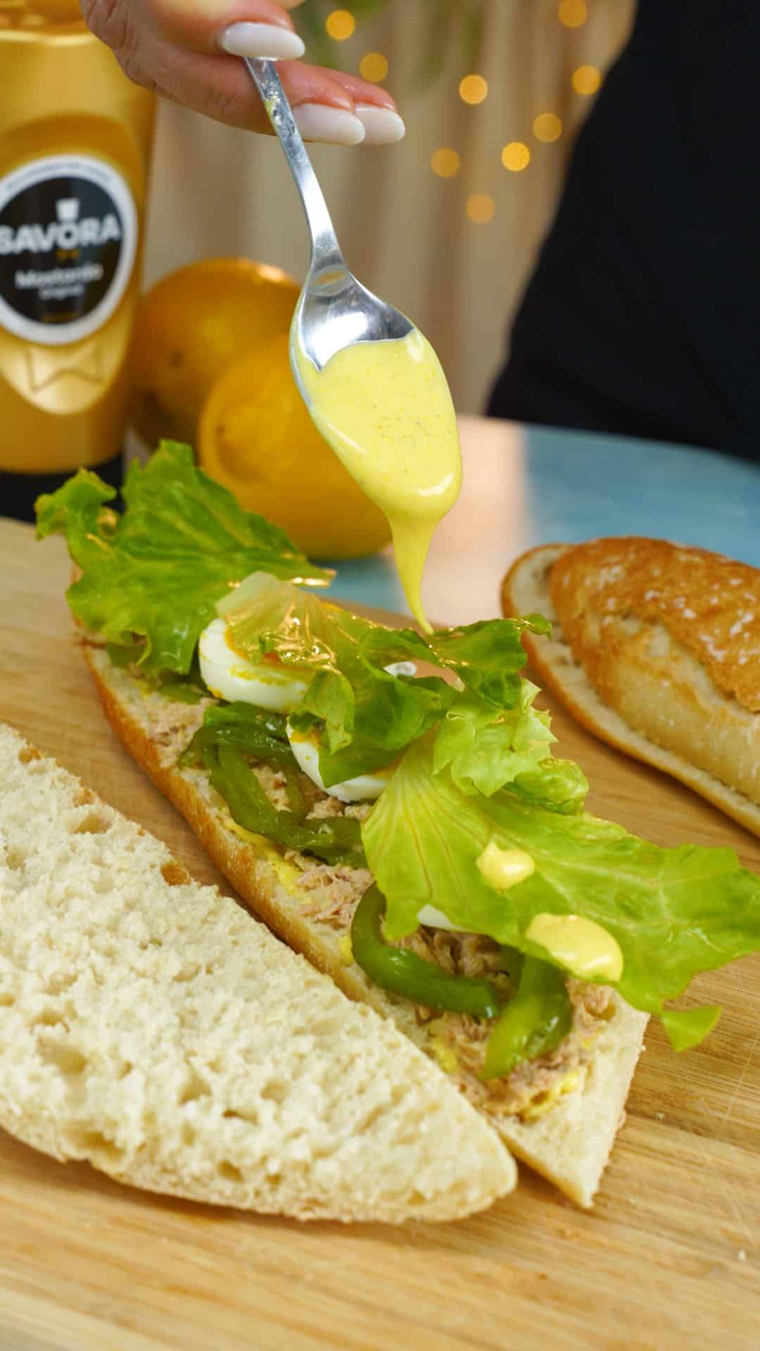 Baguete de atum com pimentos assados e molho de mostarda e limão Receita 9x16 4K-0016