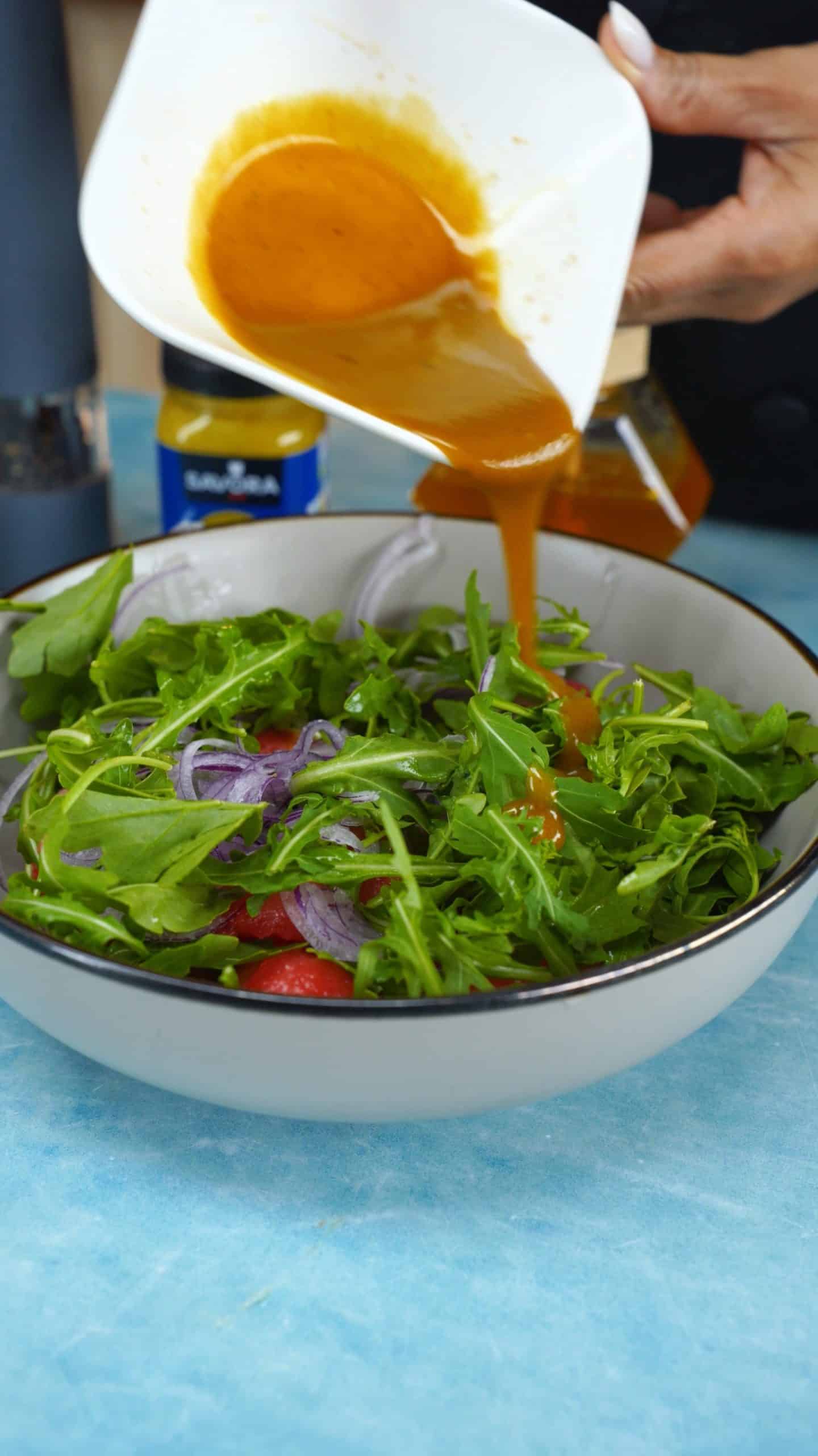 Salada de melancia, rúcula e molho de mostarda Receita 9x16 4K-0019