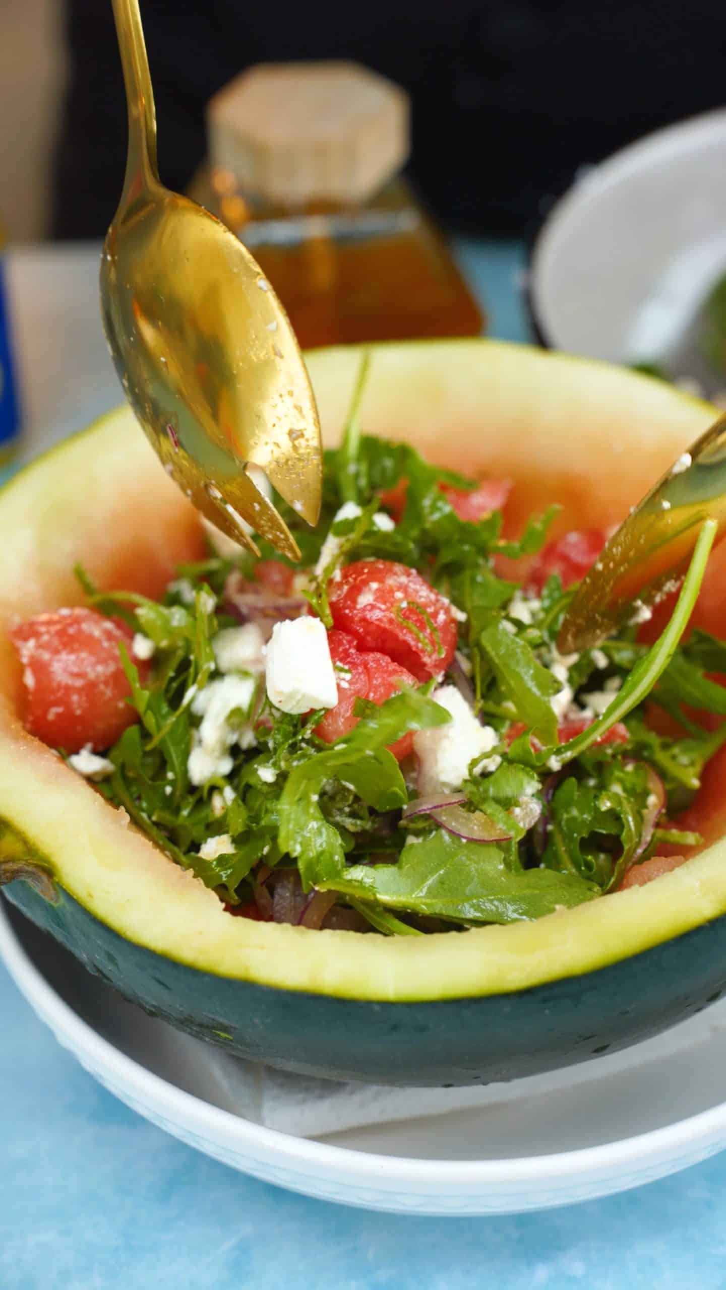 Salada de melancia, rúcula e molho de mostarda Receita 9x16 4K-0021