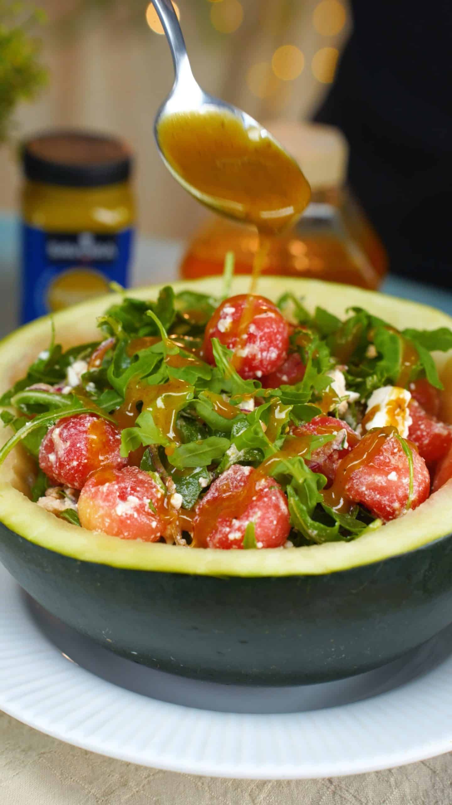 Salada de melancia, rúcula e molho de mostarda Receita 9x16 4K-0022