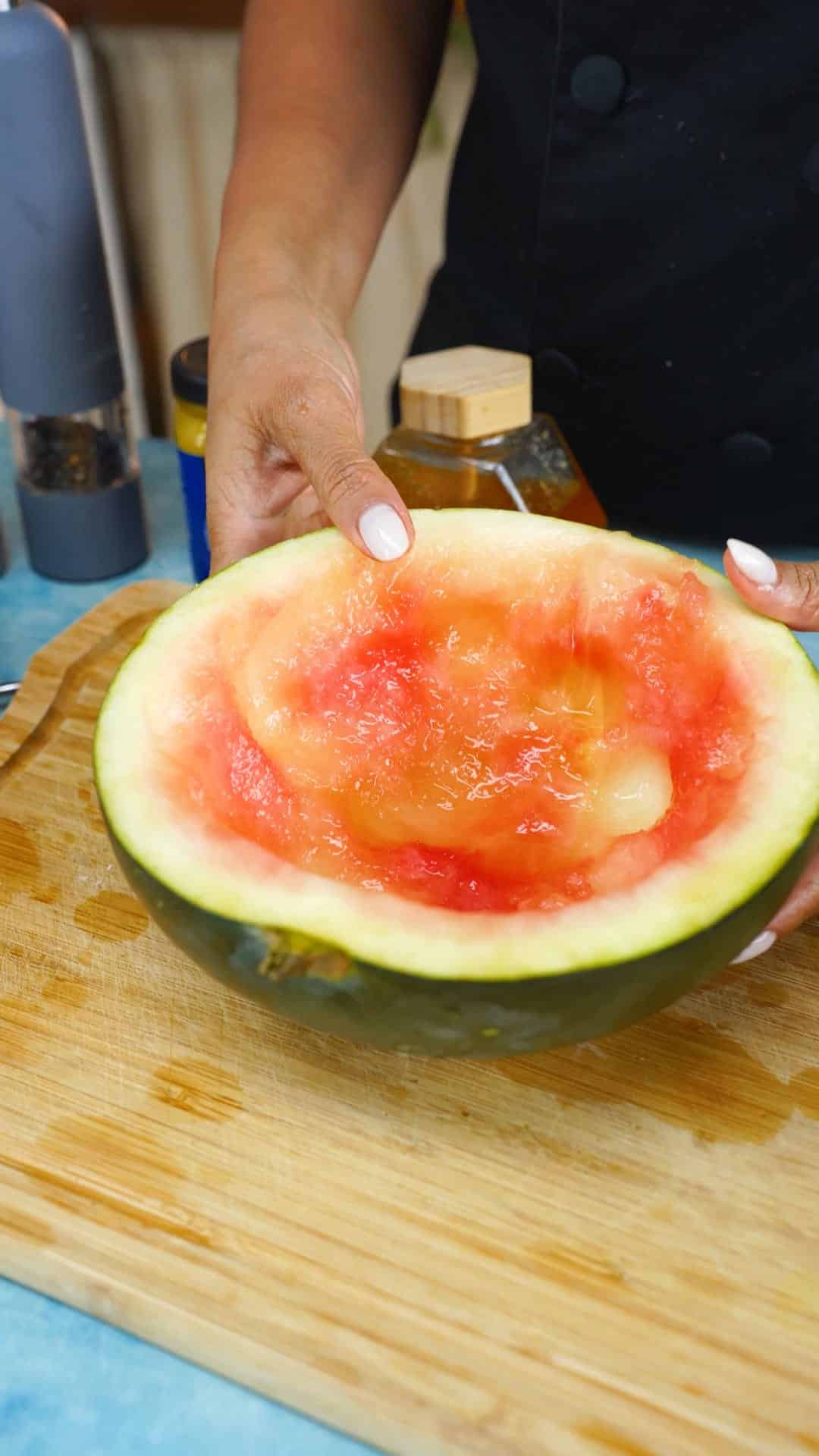 Salada de melancia, rúcula e molho de mostarda Receita 9x16 4K-0026