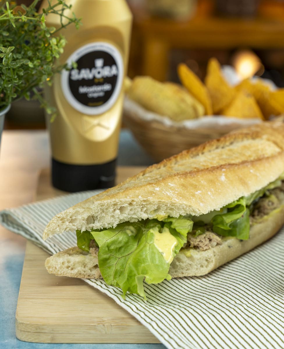 Baguete de atum com pimentos assados