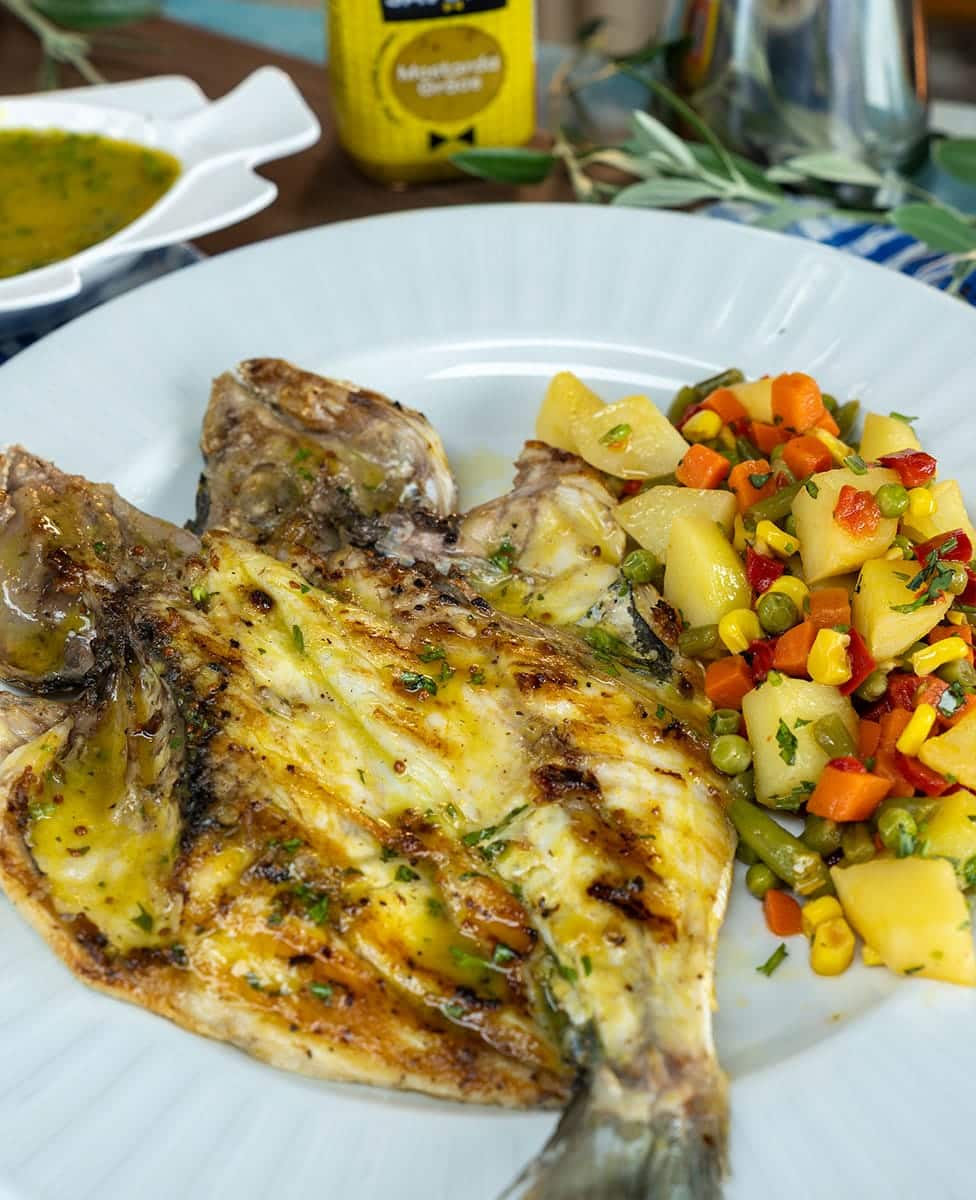 Dourada grelhada com molho de coentros