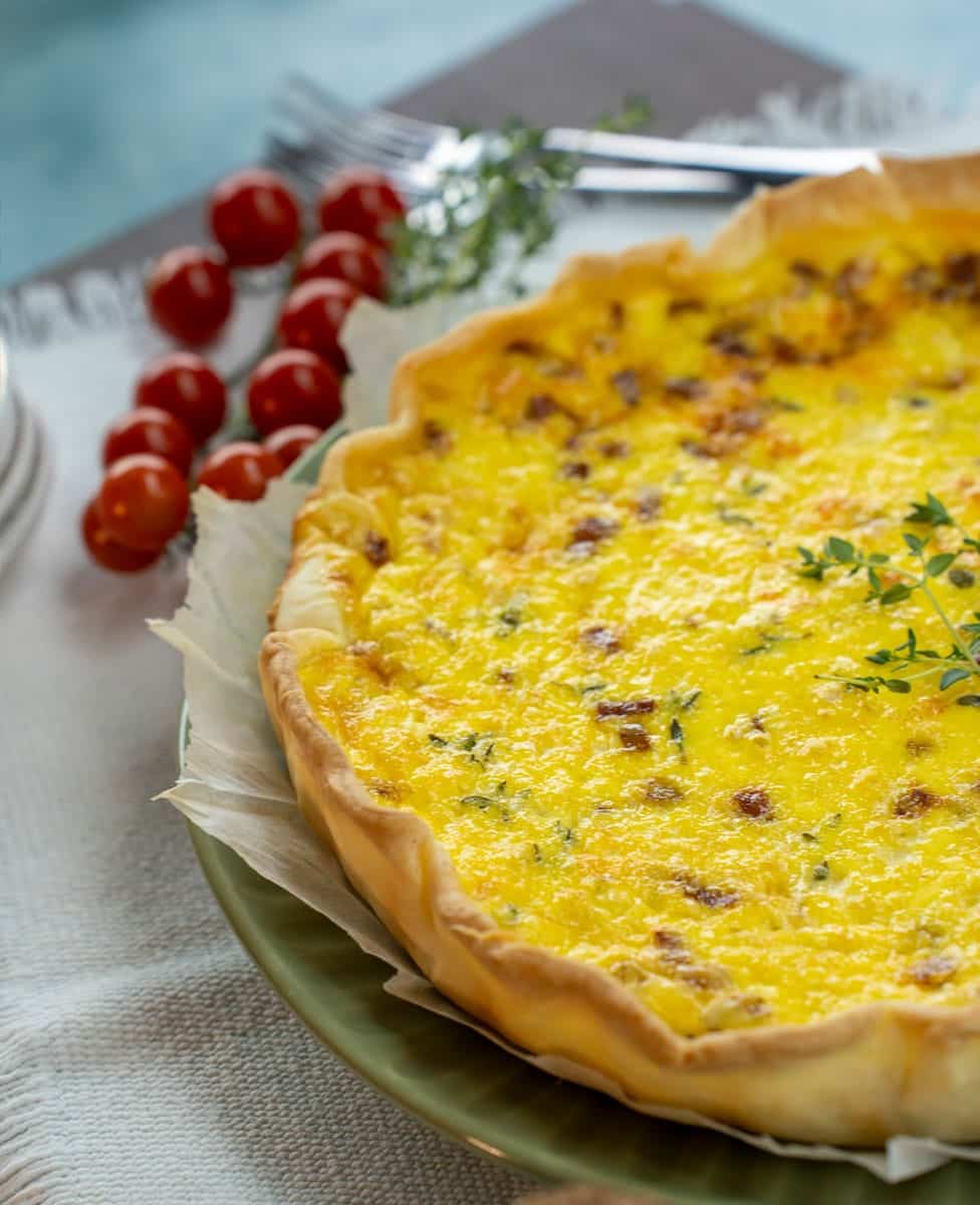 Tarte rústica de chouriço e queijo da serra