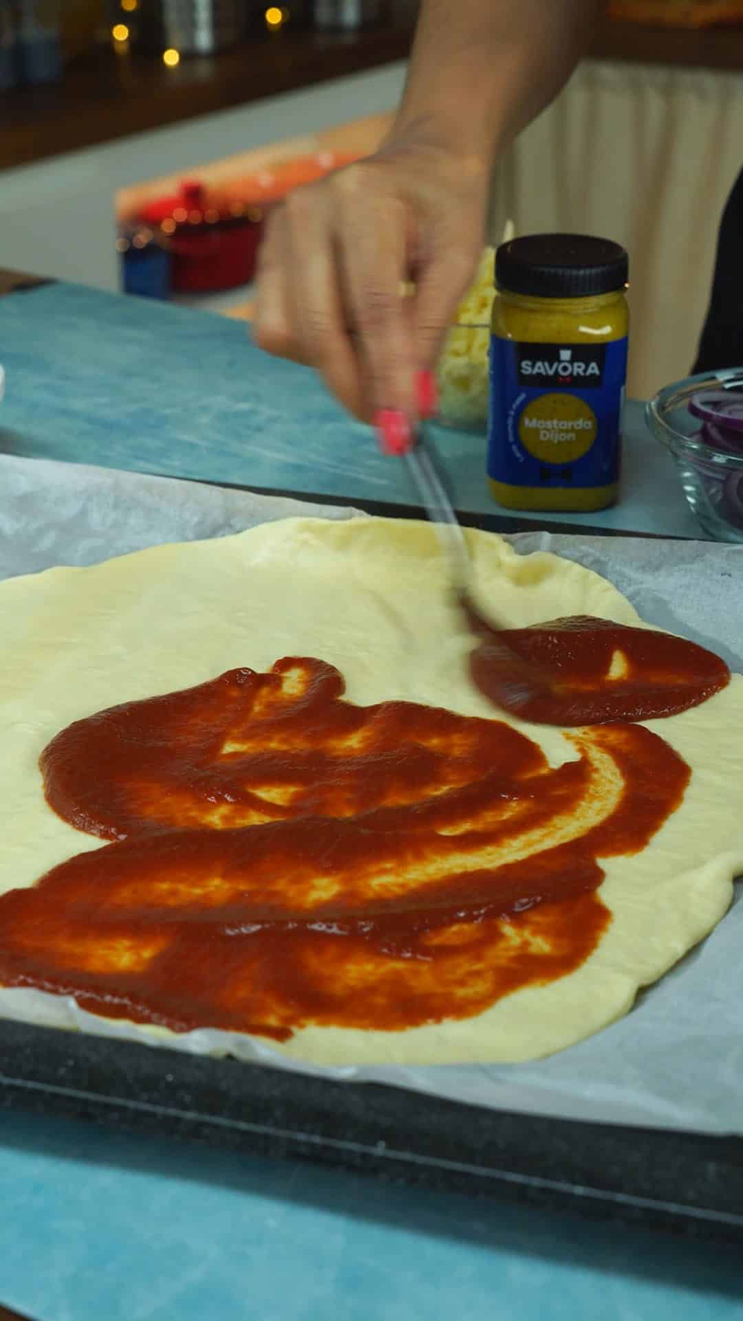 Pizza de frango e bacon com mostarda Receita 9x16 4K-0011