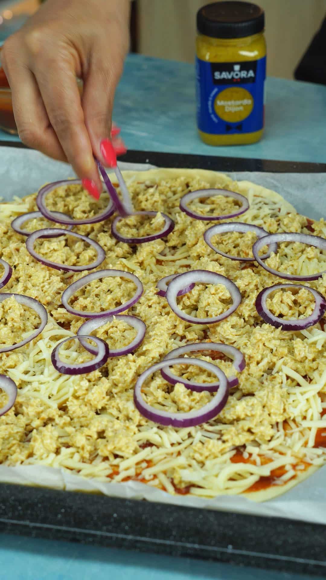 Pizza de frango e bacon com mostarda Receita 9x16 4K-0013