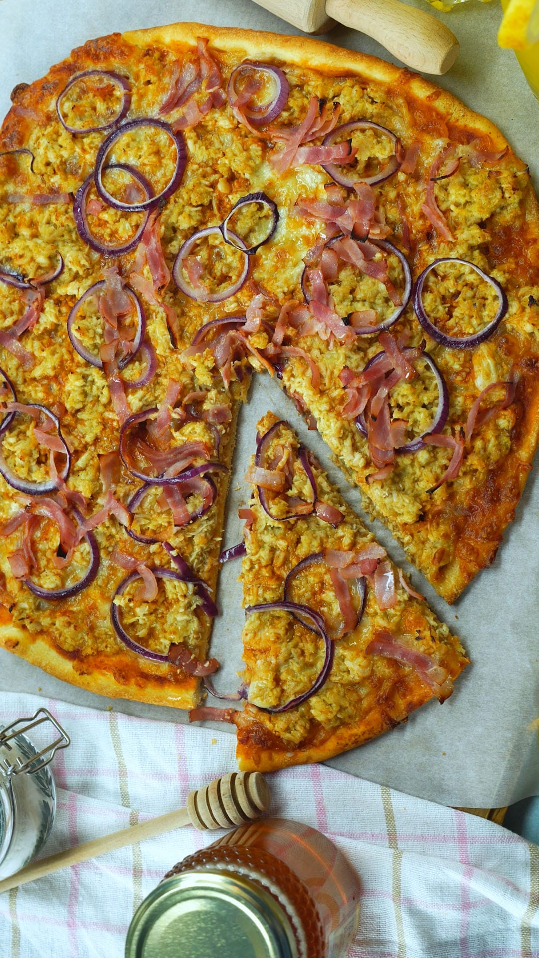Pizza de frango e bacon com mostarda Receita 9x16 4K-0014