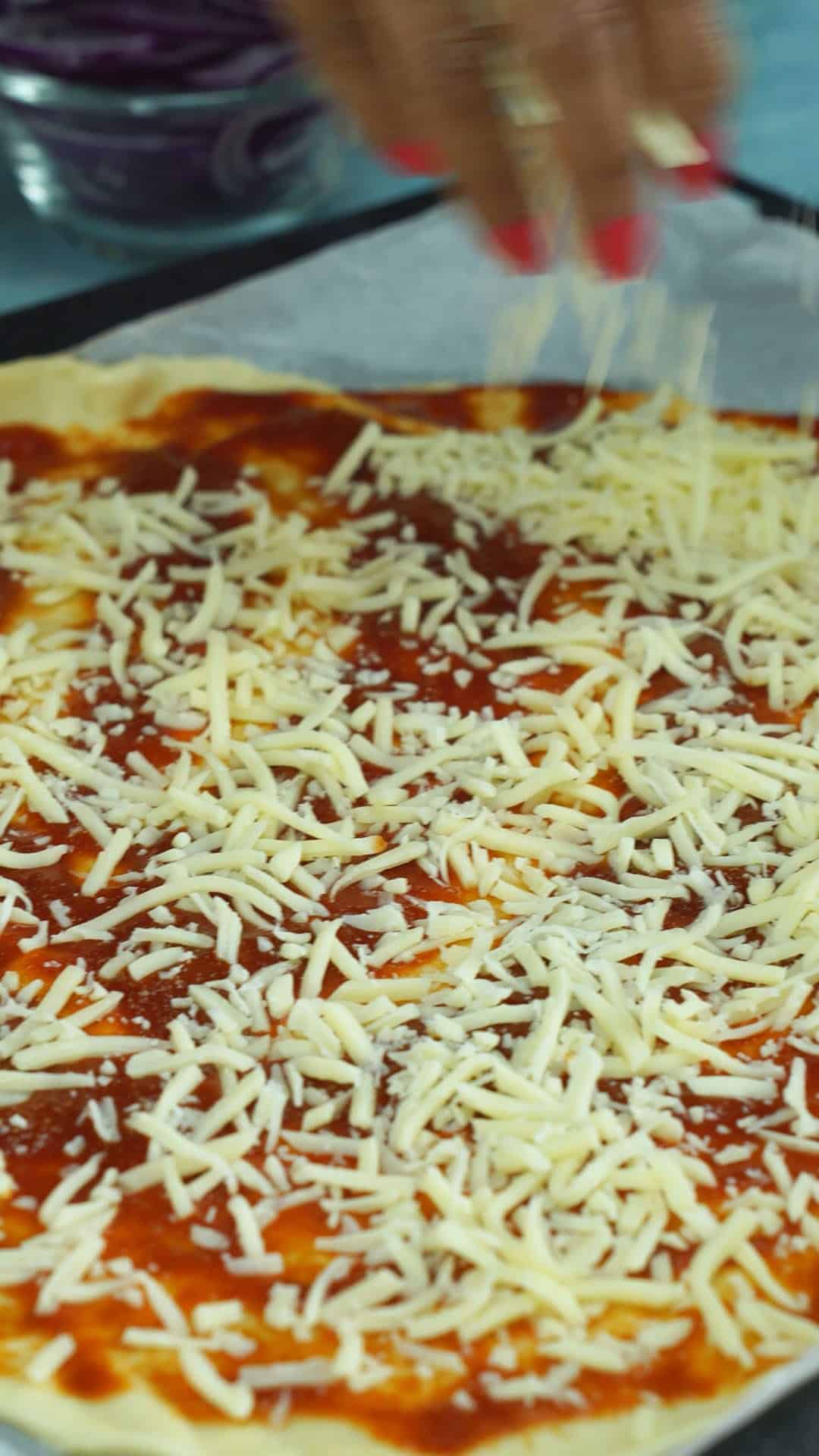 Pizza de frango e bacon com mostarda Receita 9x16 4K-0015