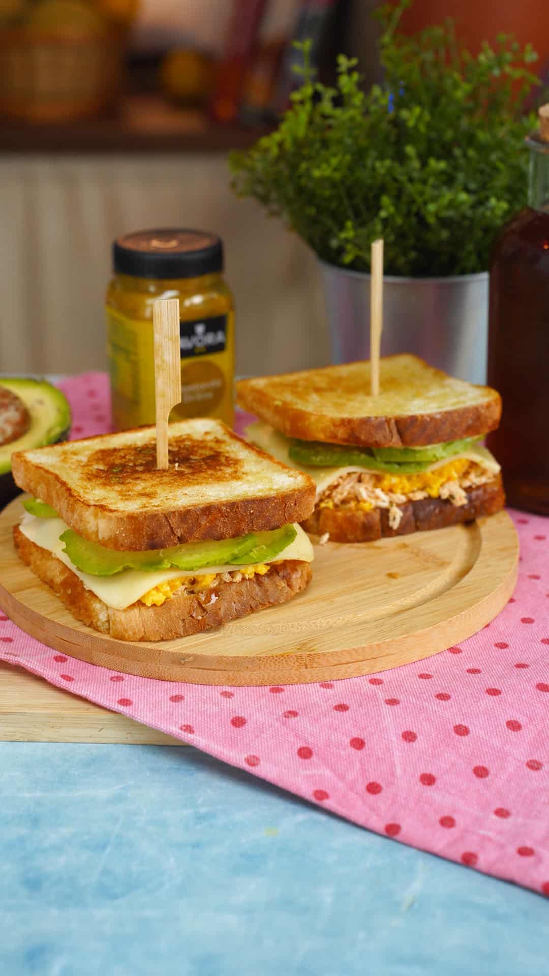 Sanduíche de frango, abacate e mostarda Receita 9x16 4K CLEAN-0014